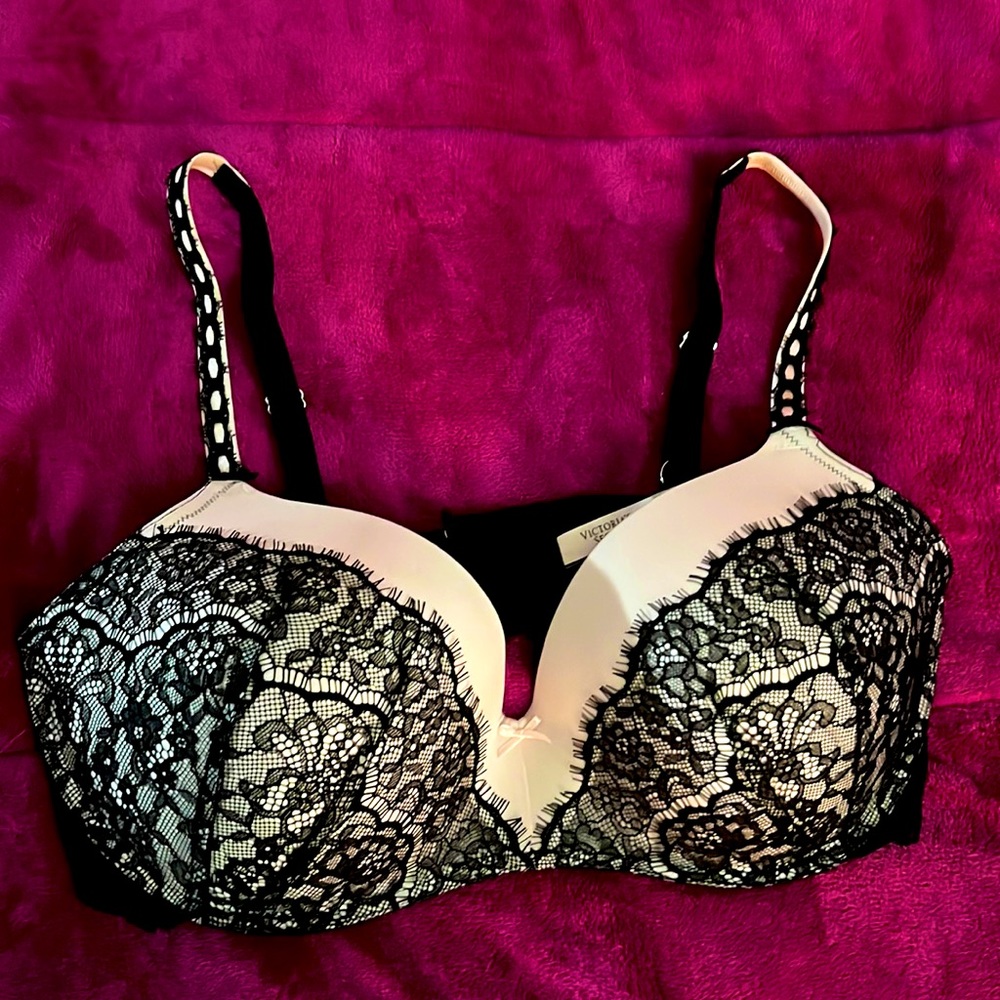 New VICTORIA SECRET bra- 38 DD (fits like 38D)